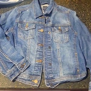 Girls Denim Gap jacket size small in great condition.  Perfect fall jacket 👌